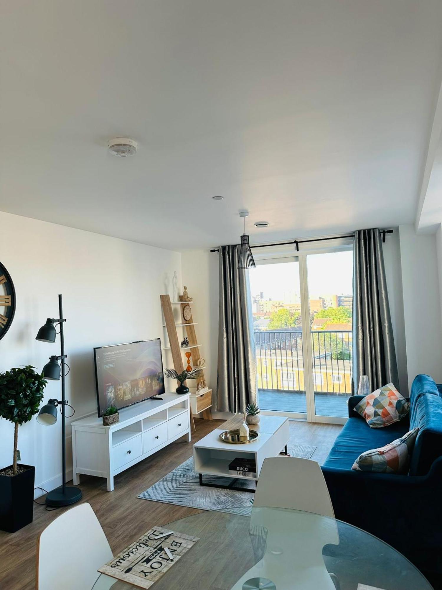 Amazing 2 Bed Flat With Views *